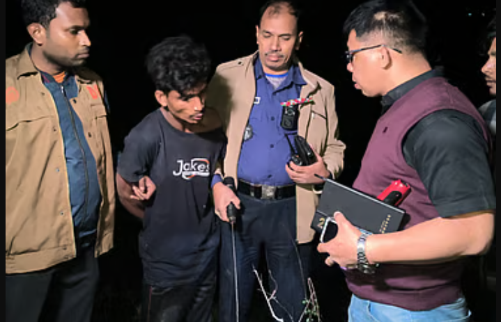 দাম্পত্য কলহের জেরে ফেনীতে স্ত্রী ও বান্ধবীকে রামদা দিয়ে কুপিয়ে জখম, স্বামী গ্রেপ্তার