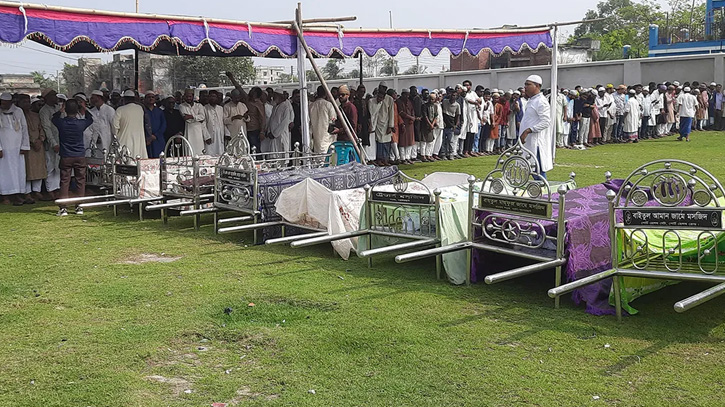 মোংলা—খুলনা মহাসড়কে মর্মান্তিক সড়ক দুর্ঘটনা:  একই কবরস্থানে পাশাপাশি ৯ কবরে দাফন, জানাযায় লাখো মানুষের ঢল