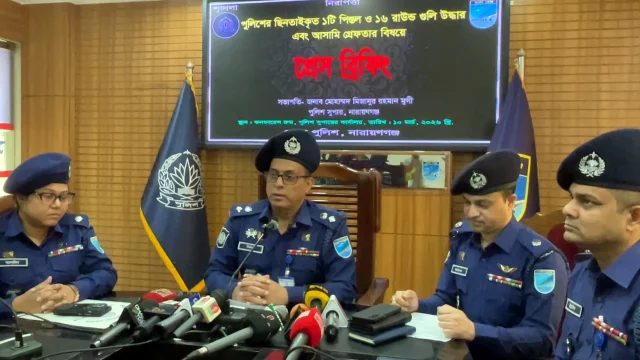 নারায়ণগঞ্জে পুলিশ সদস্যের কাছ থেকে ছিনতাই হওয়া পিস্তল ও গুলি উদ্ধার, গ্রেপ্তার ১