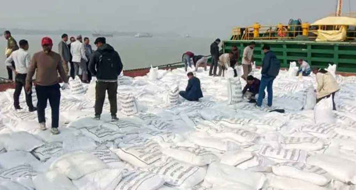 ভারত থেকে ১৬ হাজার মেট্রিক টন চাল নিয়ে মোংলা বন্দরে দুটি জাহাজ